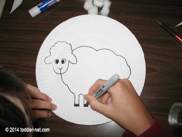 trace a sheep onto a white paper plate