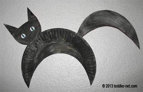 black paper plate cat 